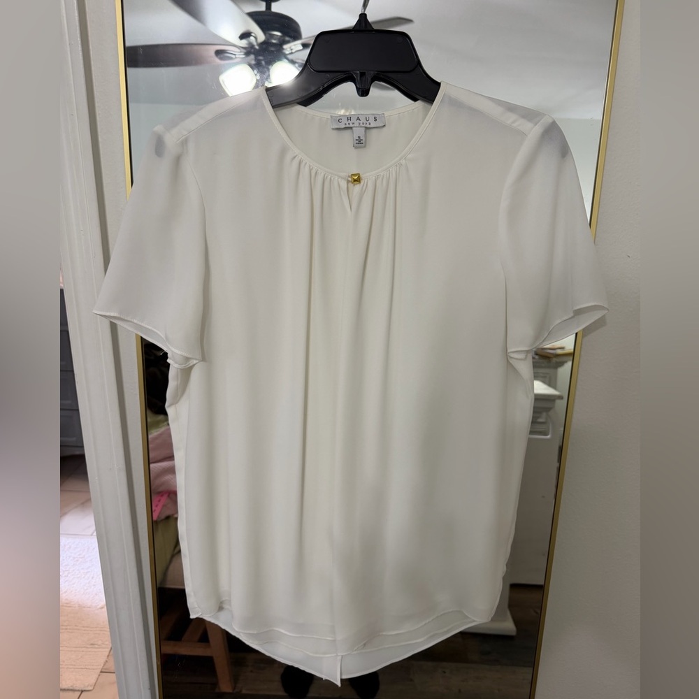 CHAUS Women’s dress shirt. Gold button closure at neck.